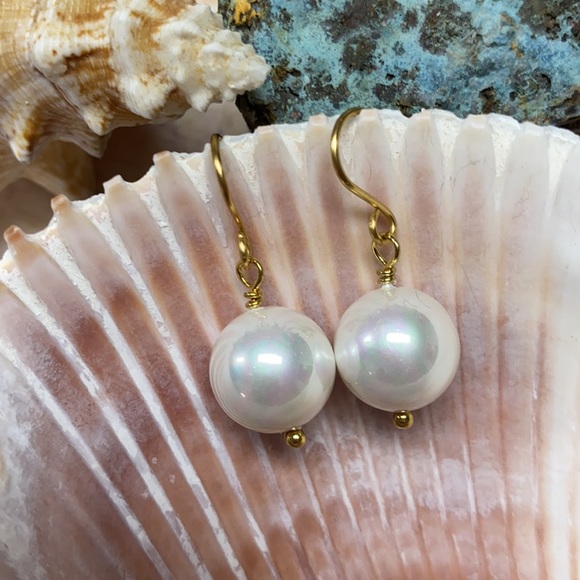 NEW Big 12mm shell pearl white earrings gold - Picture 4 of 5